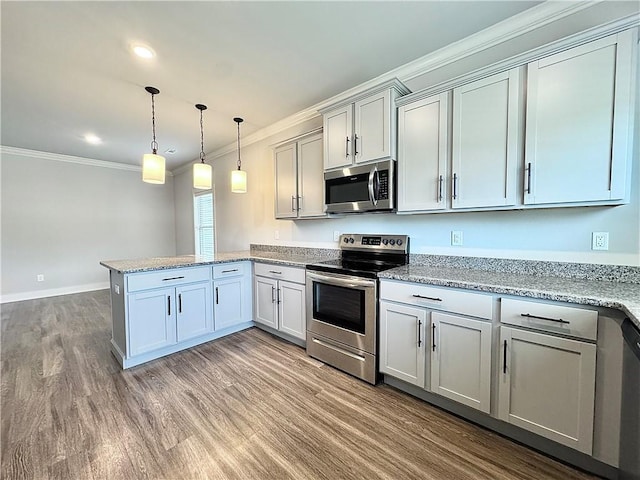 903 NE Heights Ln, Bentonville, AR 72712 - kitchen featuring stainless steel appliances, a peninsula, crown molding, wood finished floors, and decorative light fixtures