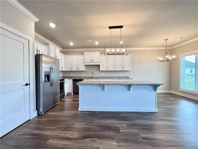 837 NE Heights Ln, Bentonville, AR 72712 - kitchen featuring stainless steel appliances, crown molding, a chandelier, a breakfast bar, and a sink