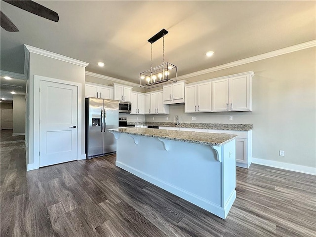 837 NE Heights Ln, Bentonville, AR 72712 - kitchen with appliances with stainless steel finishes, crown molding, dark wood-type flooring, baseboards, and a center island