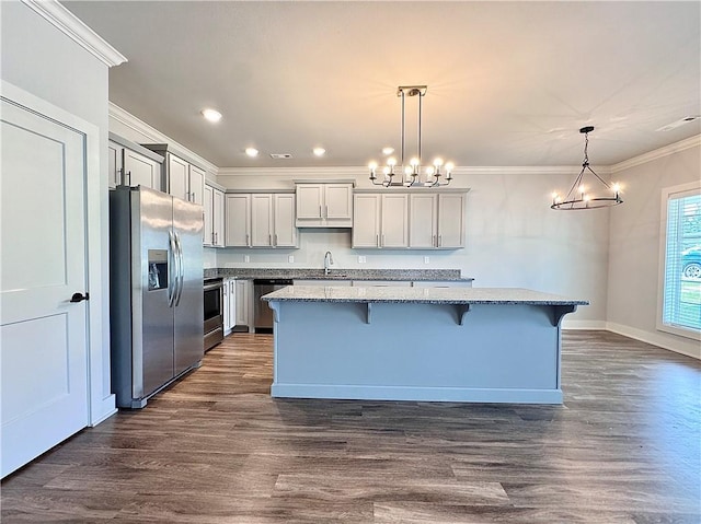 833 NE Heights Ln, Bentonville, AR 72712 - kitchen featuring stainless steel appliances, a sink, crown molding, dark wood-style flooring, and a chandelier