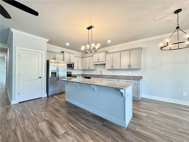 833 NE Heights Ln, Bentonville, AR 72712 - kitchen with appliances with stainless steel finishes, a chandelier, a sink, baseboards, and crown molding