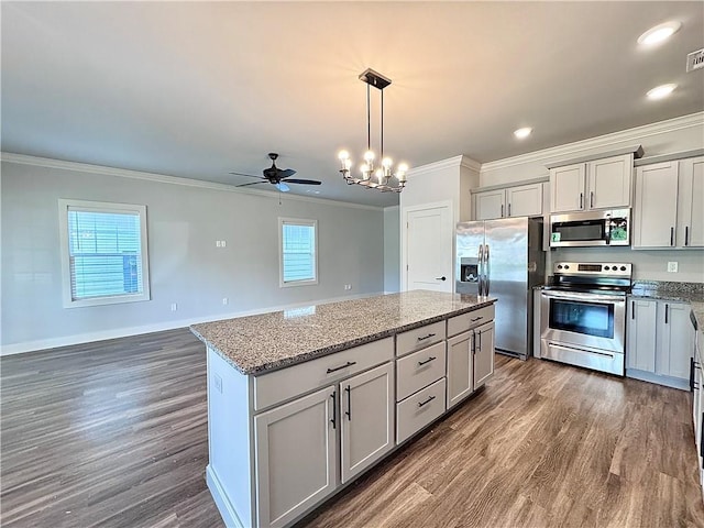 833 NE Heights Ln, Bentonville, AR 72712 - kitchen with appliances with stainless steel finishes, ornamental molding, dark wood-style flooring, a kitchen island, and a ceiling fan