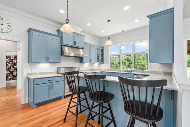 15071 Crossover Rd, Gravette, AR 72736 - kitchen with under cabinet range hood, blue cabinets, a peninsula, stainless steel gas stove, and crown molding