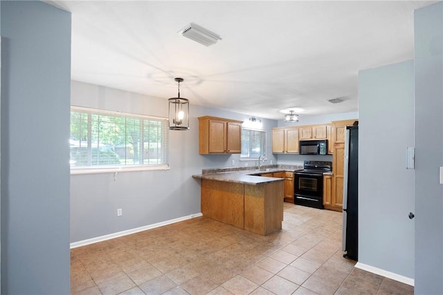 907 S Ithaca Ave, Russellville, AR 72801 - kitchen with black appliances, a peninsula, healthy amount of natural light, and baseboards