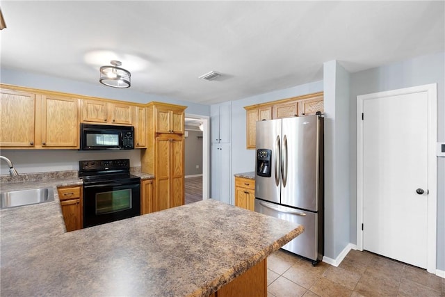 907 S Ithaca Ave, Russellville, AR 72801 - kitchen with black appliances, a sink, a peninsula, baseboards, and light brown cabinets