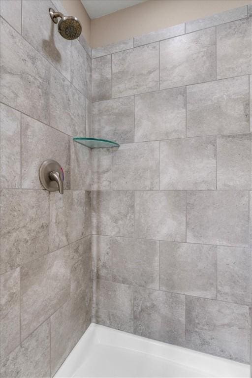 7326 Drury Ave, Springdale, AR 72762 - full bath featuring a tile shower