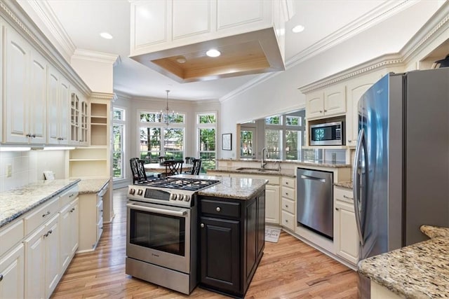 1325 Avery Pl, Siloam Springs, AR 72761 - kitchen featuring appliances with stainless steel finishes, a sink, light wood-style floors, crown molding, and decorative backsplash