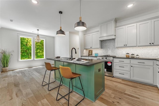 41 Westmorland Dr, Bella Vista, AR 72714 - kitchen with stainless steel gas range, dark countertops, ornamental molding, a kitchen bar, and backsplash
