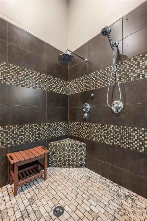 29 Kentallen Ln, Bella Vista, AR 72715 - full bath featuring tiled shower