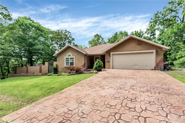 22 Dunstable Dr, Bella Vista, AR 72714 - ranch-style home featuring stucco siding, an attached garage, a front lawn, and driveway