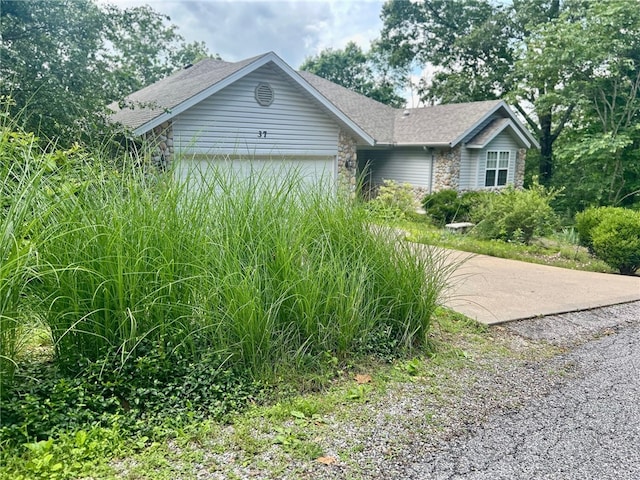 37 Retford Dr, Bella Vista, AR 72715 - single story home with an attached garage and stone siding
