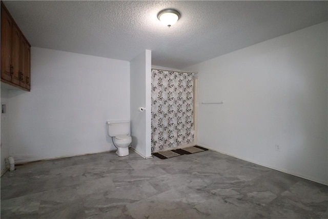 3064 Brandy Ln, Springdale, AR 72762 - full bathroom with toilet, a textured ceiling, and a shower with shower curtain