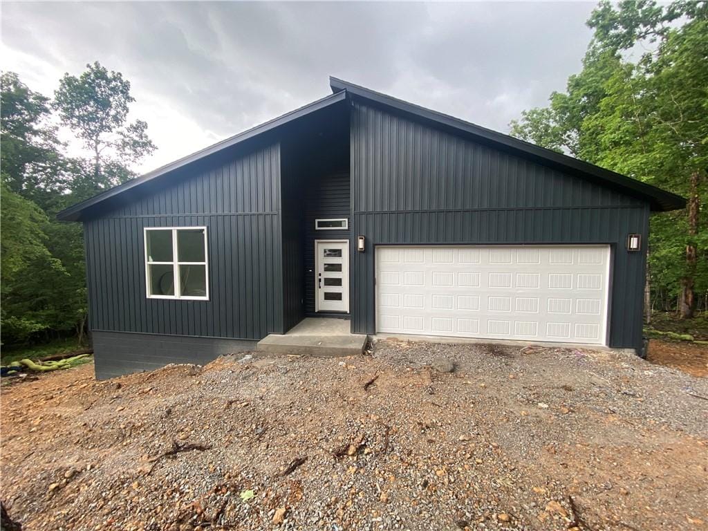 4 Exbury Ln, Bella Vista, AR 72714 - view of front facade with a garage and dirt driveway