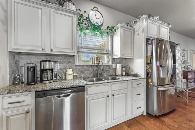 757 Harper Dr, Pea Ridge, AR 72751 - kitchen with stainless steel appliances, a sink, light wood-style floors, and tasteful backsplash