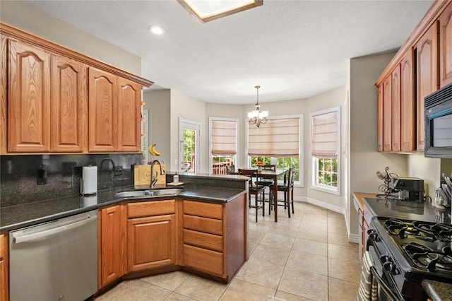 8200 Titleist Cir, Rogers, AR 72756 - kitchen with black appliances, a sink, a peninsula, a chandelier, and dark countertops