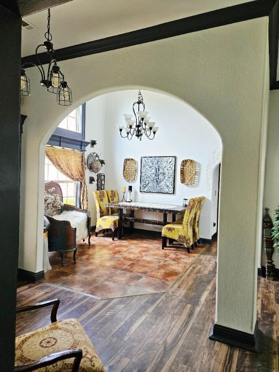 3 Rhonda Ln, Bella Vista, AR 72715 - living area with arched walkways, a chandelier, and wood finished floors