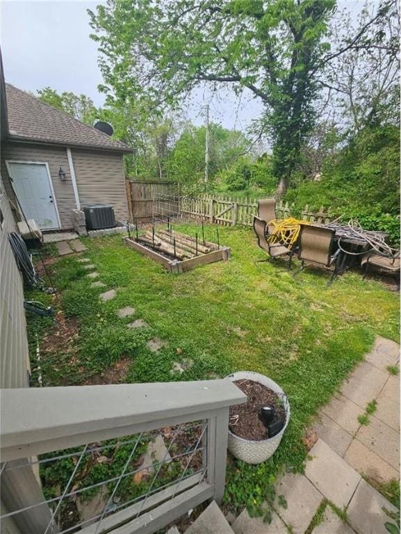 3 Rhonda Ln, Bella Vista, AR 72715 - view of yard featuring a garden and central AC