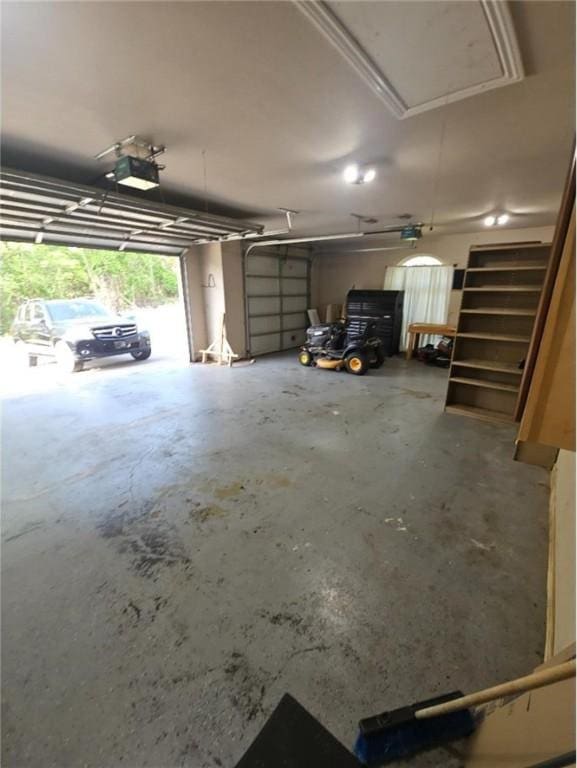 3 Rhonda Ln, Bella Vista, AR 72715 - garage with a garage door opener