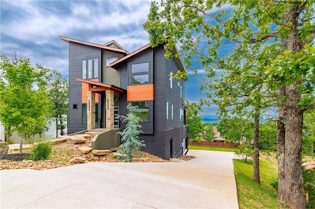 675 N Cliffside Dr, Fayetteville, AR 72701 - modern home featuring driveway
