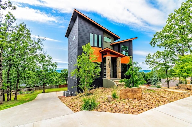 675 N Cliffside Dr, Fayetteville, AR 72701 - view of contemporary home