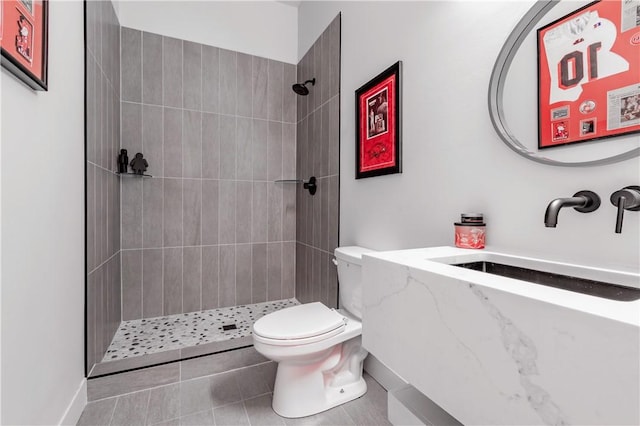 675 N Cliffside Dr, Fayetteville, AR 72701 - full bath featuring tiled shower, vanity, and tile patterned floors