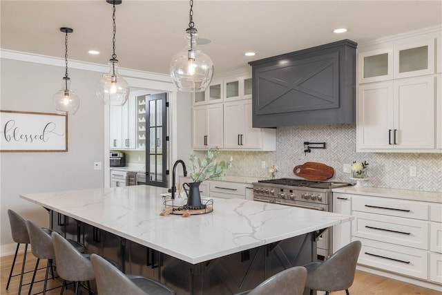 2762 Wilson Ln, Fayetteville, AR 72703 - kitchen featuring tasteful backsplash, a breakfast bar area, a kitchen island with sink, recessed lighting, and crown molding