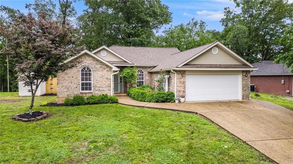 7 Chudleigh Ln, Bella Vista, AR 72714 - ranch-style house with brick siding, a garage, driveway, a front yard, and a shingled roof
