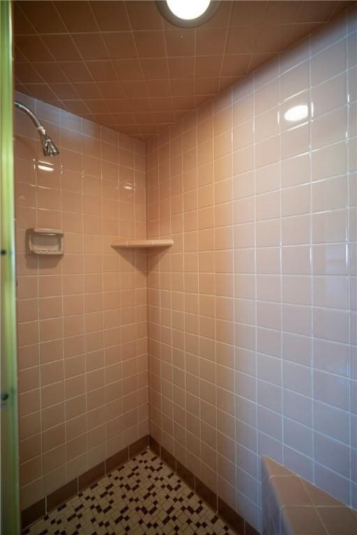 1617 Ranch Dr, Springdale, AR 72762 - full bath featuring a tile shower