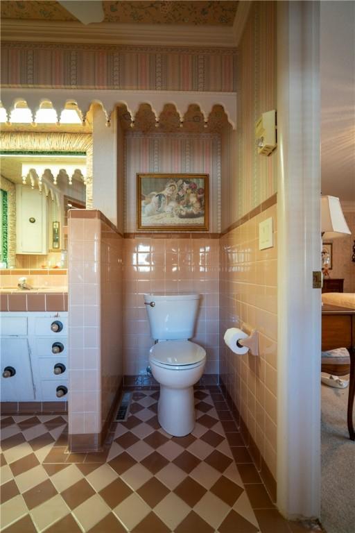 1617 Ranch Dr, Springdale, AR 72762 - bathroom featuring tile patterned floors, toilet, vanity, and tile walls