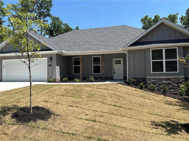 7 Mcginnis Ln, Bella Vista, AR 72715 - ranch-style home with board and batten siding, a shingled roof, an attached garage, and a front yard