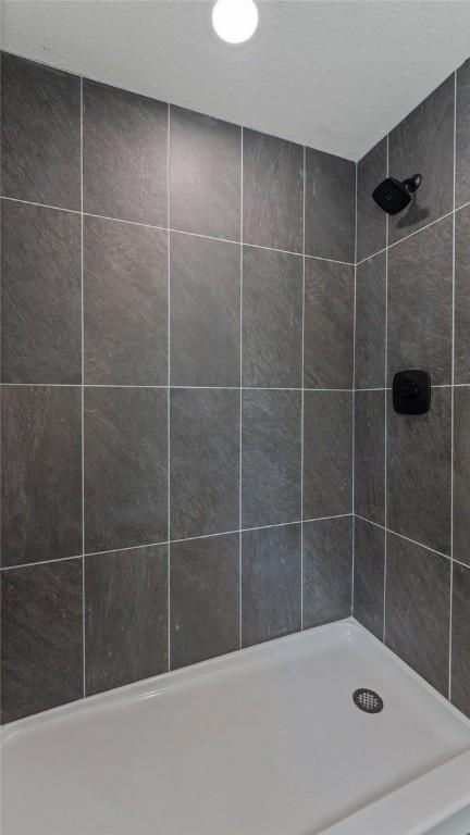 1580 Jones Ln, Pea Ridge, AR 72751 - bathroom with a tile shower