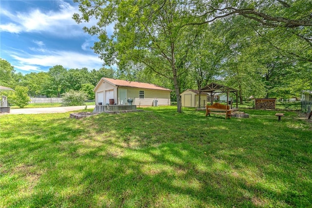 1330 S Baldwin Ave, Fayetteville, AR 72701 - view of yard with a detached garage