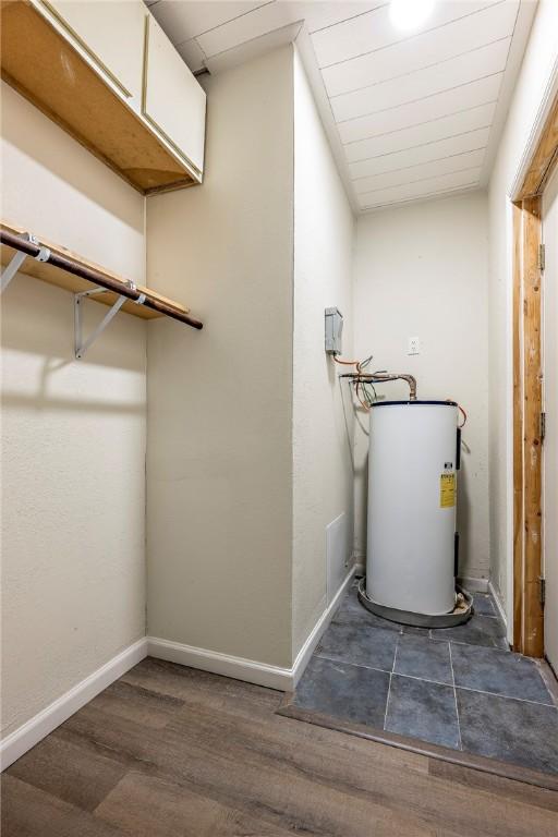 19051 Pinecrest Ln, Rogers, AR 72756 - utility room with water heater