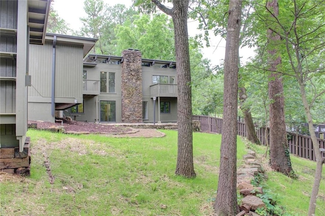 1588 N Tanglebriar Ln, Fayetteville, AR 72701 - view of yard featuring a balcony