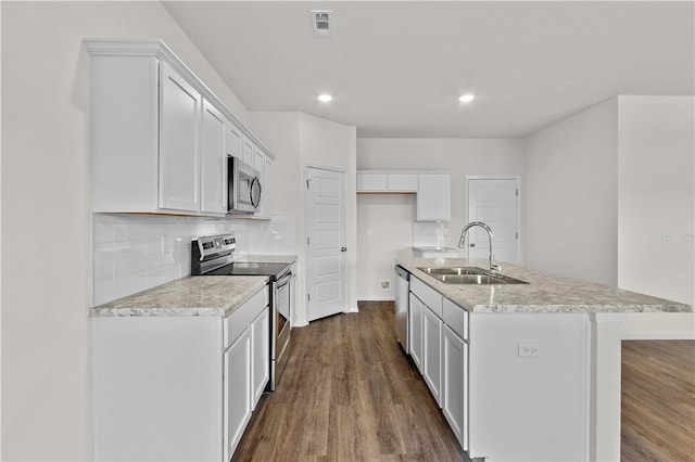 851 E Sparrow Cir, Fayetteville, AR 72701 - kitchen with stainless steel appliances, a sink, dark wood-style flooring, a center island with sink, and backsplash