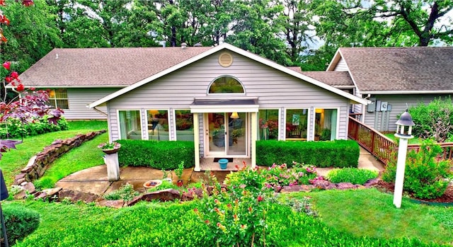 811 E Township St, Fayetteville, AR 72703 - view of front facade featuring a front yard