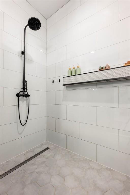 112 E Woodside Ln, Rogers, AR 72756 - bathroom featuring a tile shower