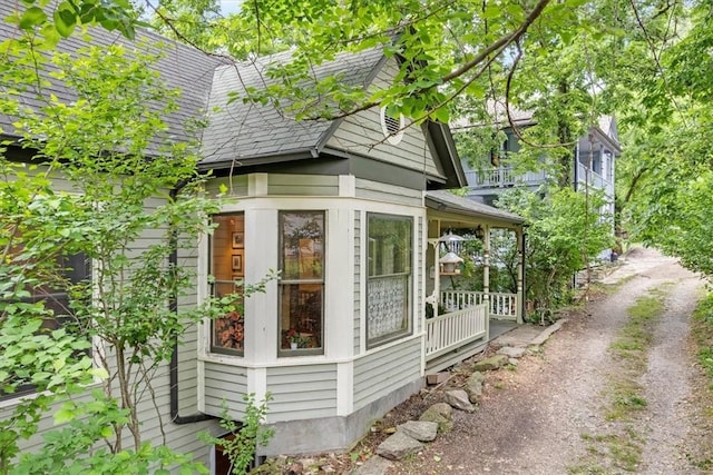 11 Hilton St, Eureka Springs, AR 72632 - view of side of home with a shingled roof