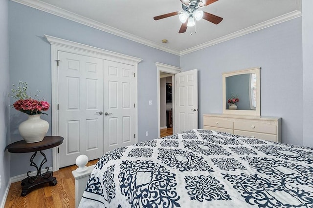 4206 NE Kenton Ave, Bentonville, AR 72712 - bedroom with crown molding, wood finished floors, a closet, baseboards, and a ceiling fan