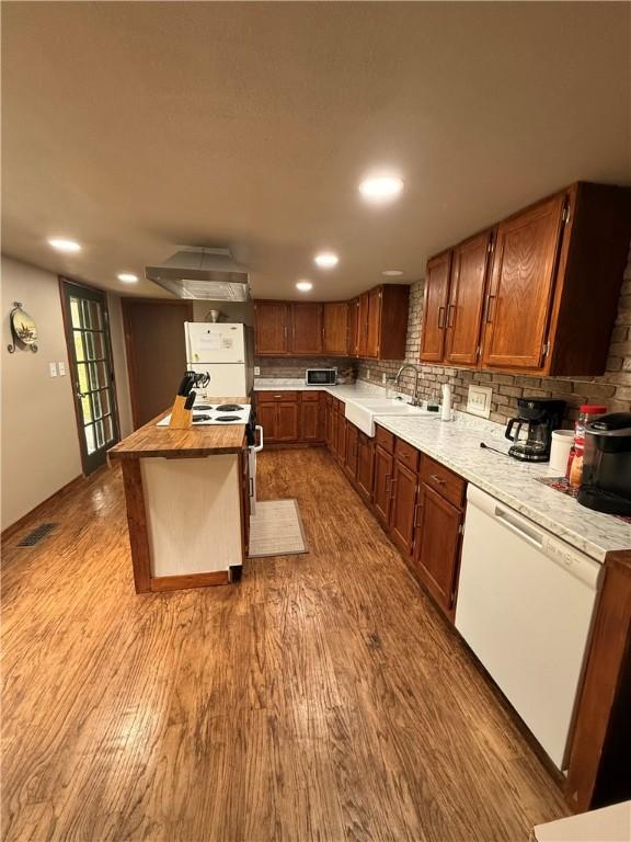 2711 Skyline Dr, Russellville, AR 72802 - kitchen featuring a sink, dark wood-type flooring, white appliances, light countertops, and recessed lighting