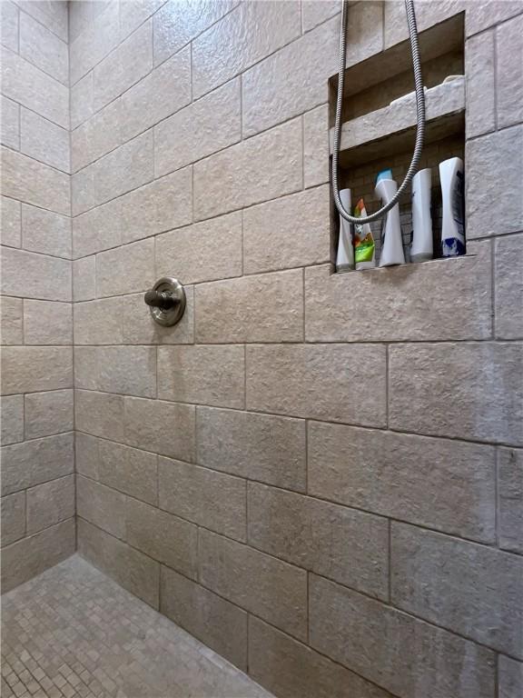 10059 Birdie St, Dardanelle, AR 72834 - bathroom with tiled shower