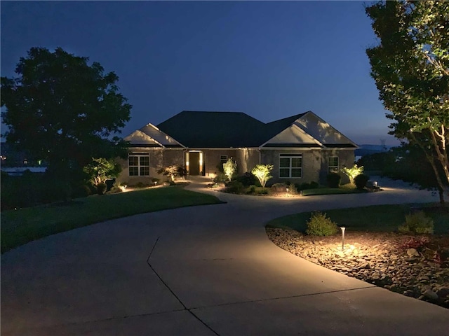 117 Valley View Dr, Russellville, AR 72802 - ranch-style house featuring curved driveway and a front yard