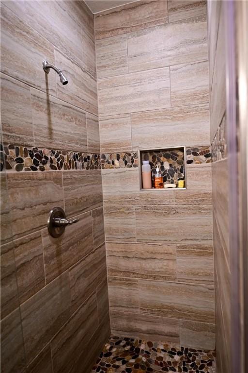 29 Bassingham Dr, Bella Vista, AR 72715 - full bathroom featuring tiled shower