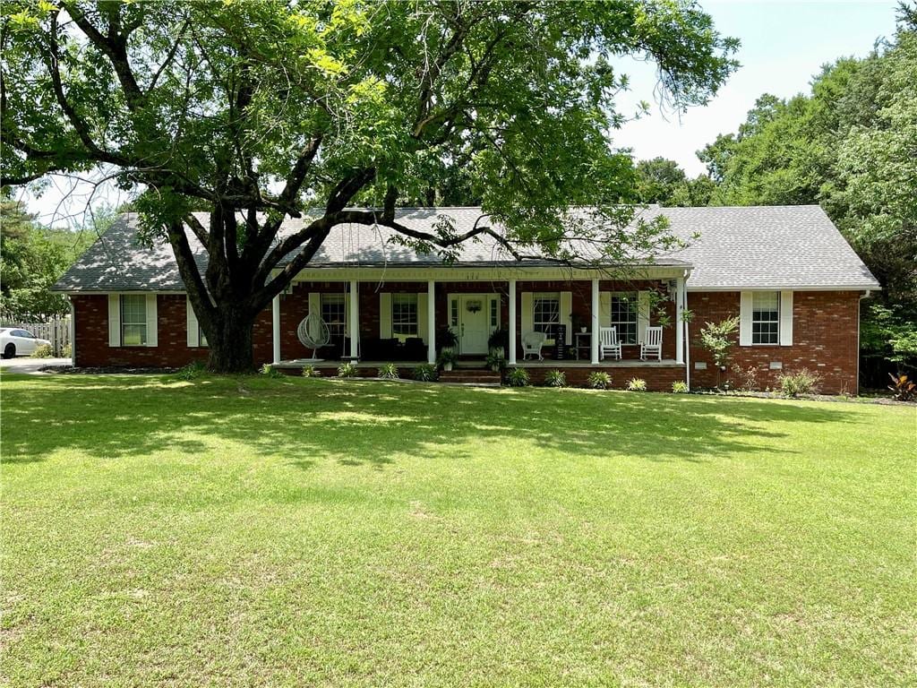 530 Old Post Rd, Russellville, AR 72802 - ranch-style house with covered porch, a front yard, and brick siding