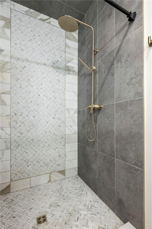 327 S E Ave, Fayetteville, AR 72701 - bathroom with a tile shower
