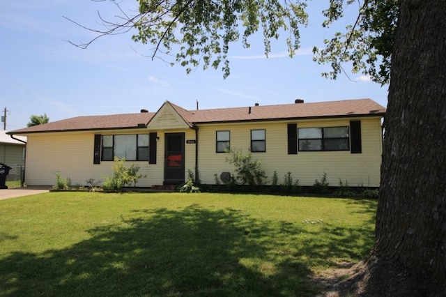 1404 W Margaret Pl, Rogers, AR 72756 - ranch-style house with a front lawn