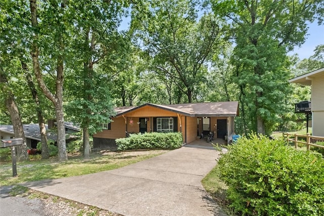 2 Tenbury Ln, Bella Vista, AR 72714 - single story home featuring driveway and a carport