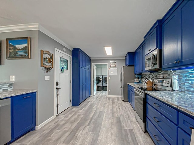 108 Clive St, Berryville, AR 72616 - kitchen featuring stainless steel appliances, washing machine and clothes dryer, backsplash, crown molding, and baseboards