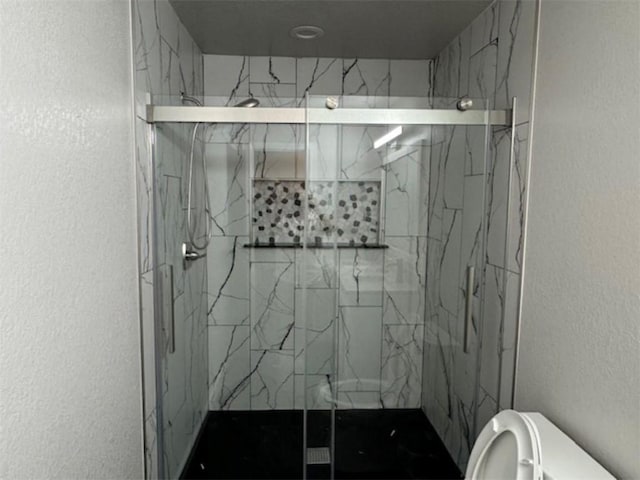712 Carlton St, Springdale, AR 72762 - full bath with toilet, a textured wall, and a marble finish shower