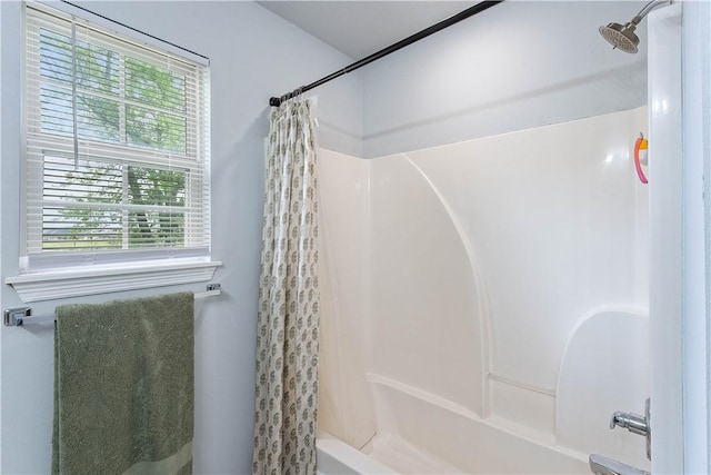 1031 Charles St, Pea Ridge, AR 72751 - full bath featuring shower / bath combo with shower curtain